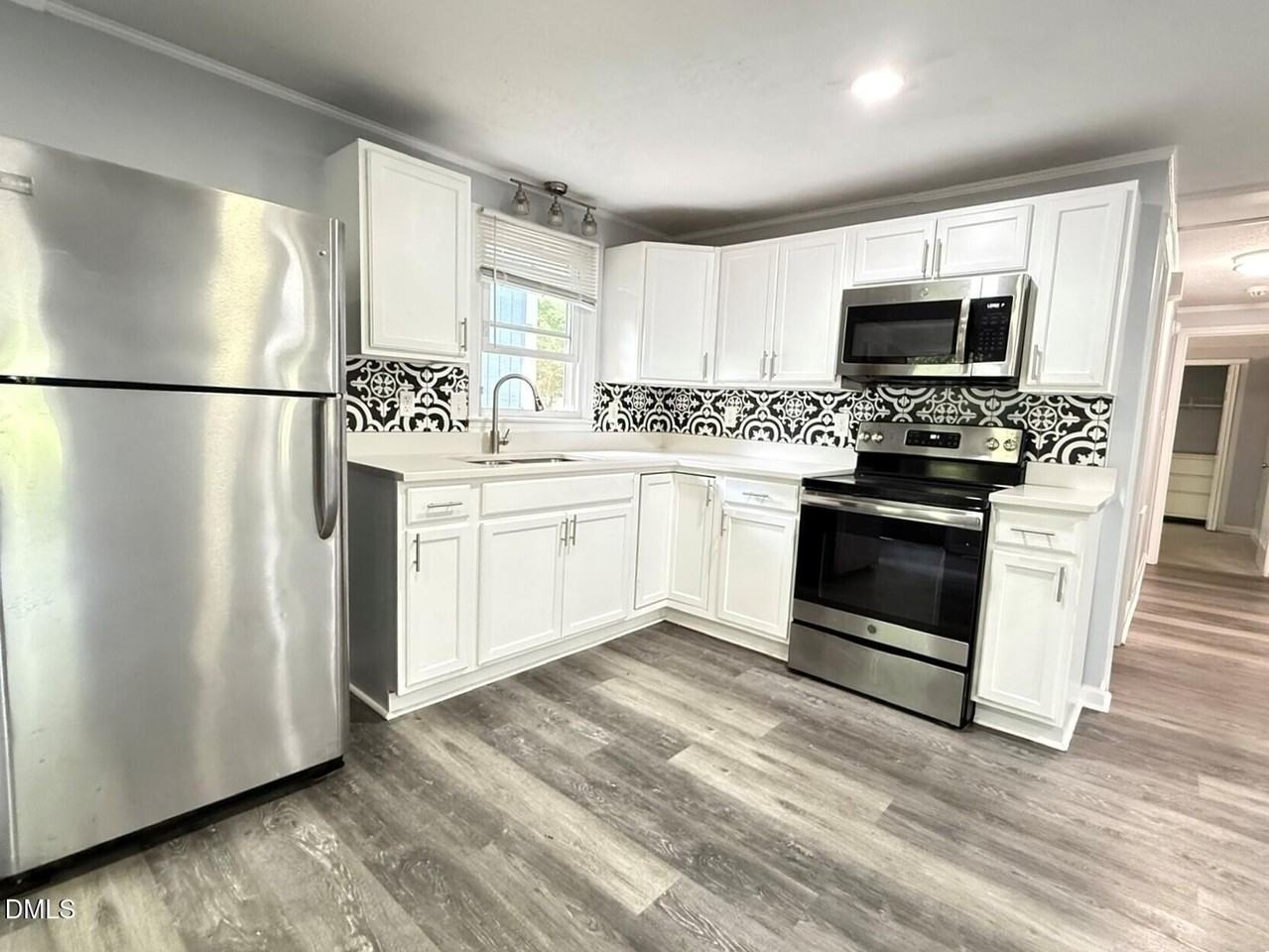 801 Carter Ave - Photo 4 of 25