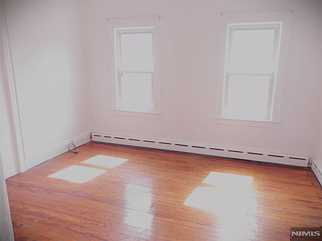 33 Center St - Photo 3 of 12
