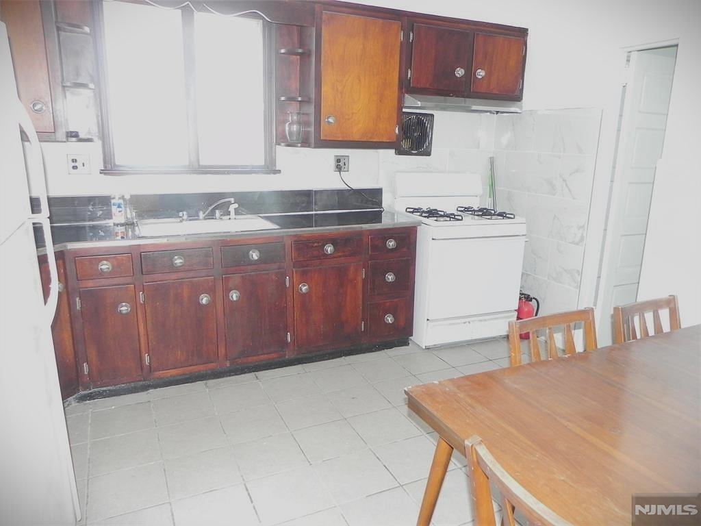 33 Center St - Photo 5 of 12