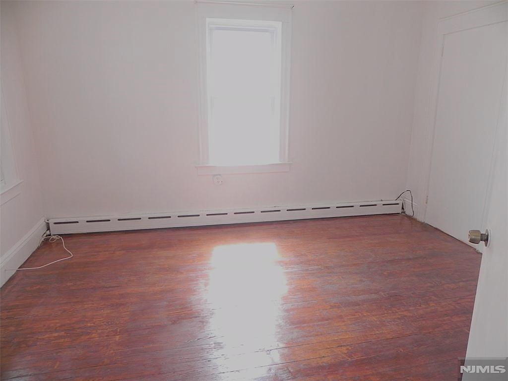 33 Center St - Photo 6 of 12