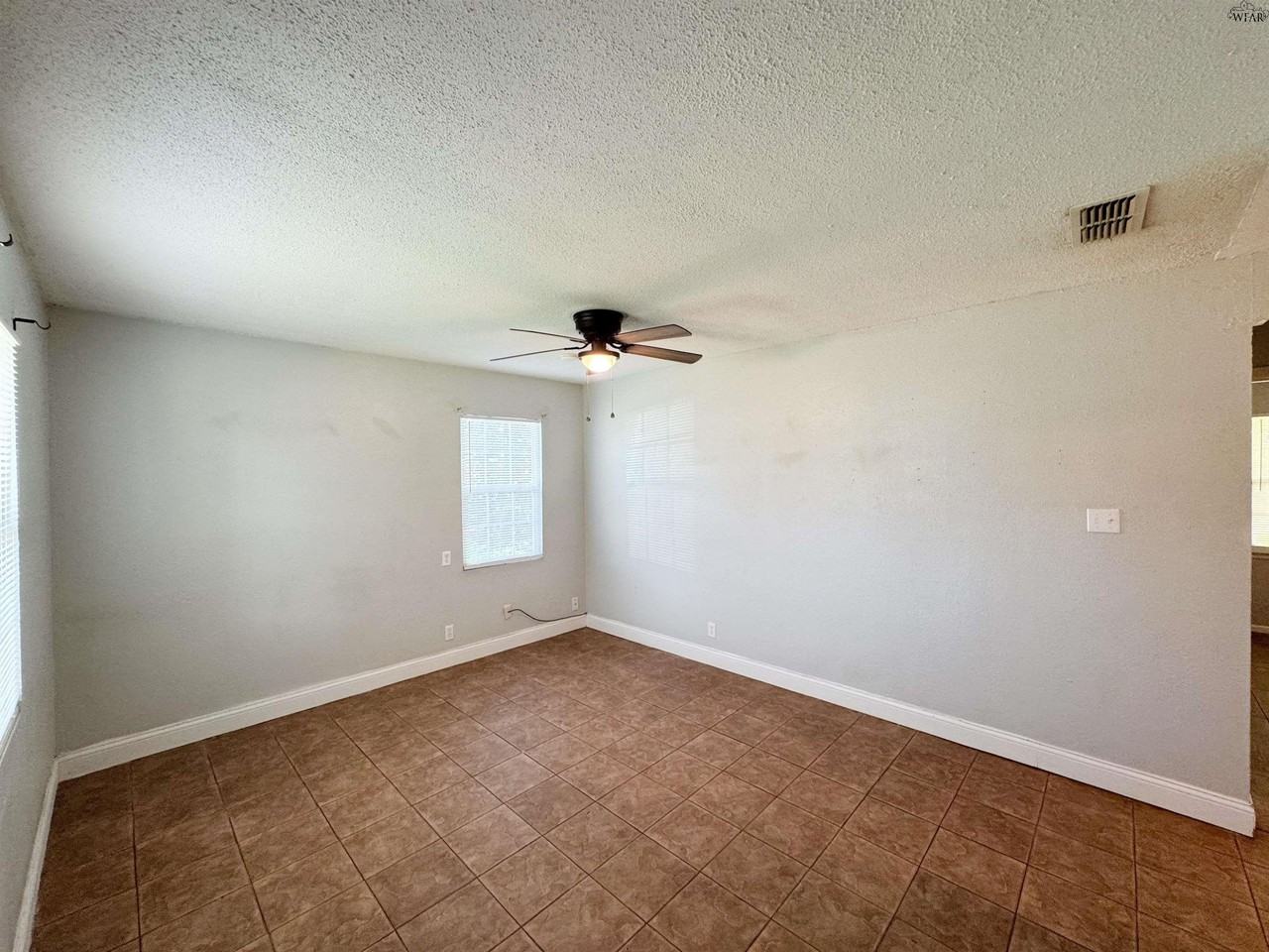 1403 E Cortez Dr - Photo 2 of 13