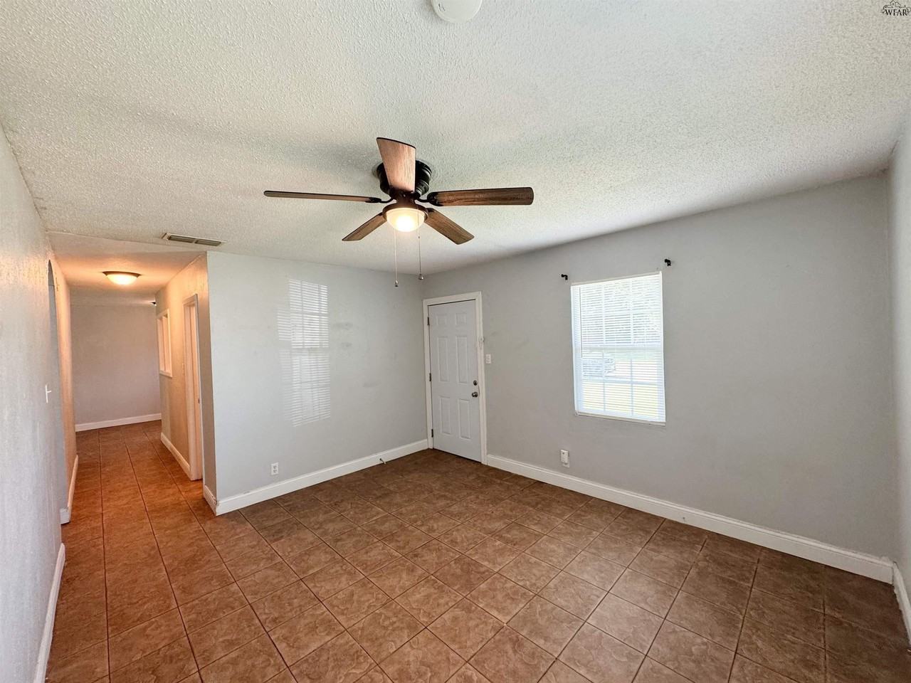 1403 E Cortez Dr - Photo 3 of 13