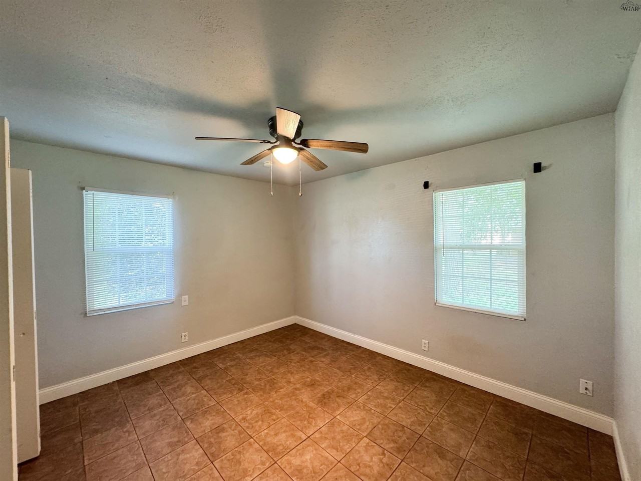 1403 E Cortez Dr - Photo 4 of 13