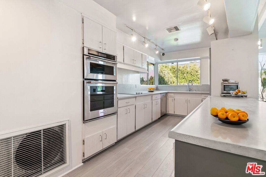 1127 Angelo Dr - Photo 4 of 8