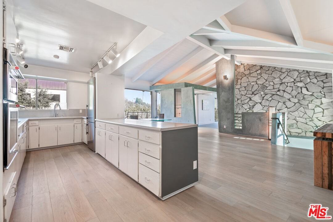 1127 Angelo Dr - Photo 5 of 8