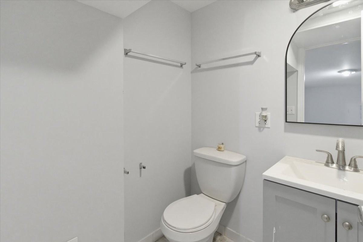 910 W Gunnison St - Photo 4 of 9