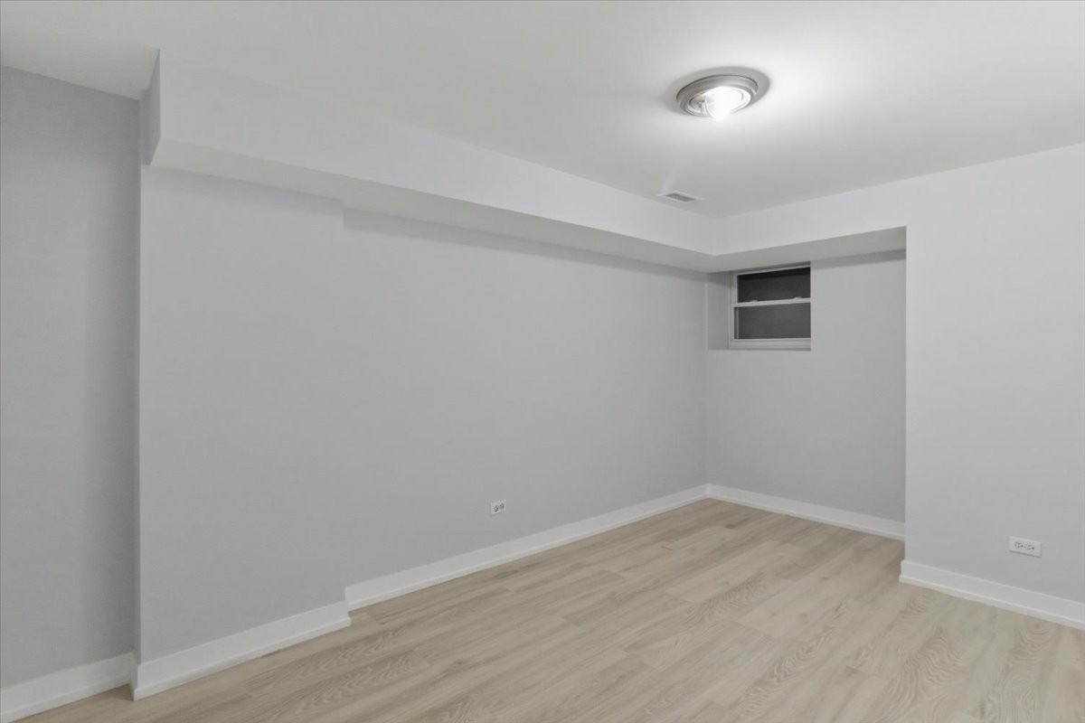 910 W Gunnison St - Photo 5 of 9