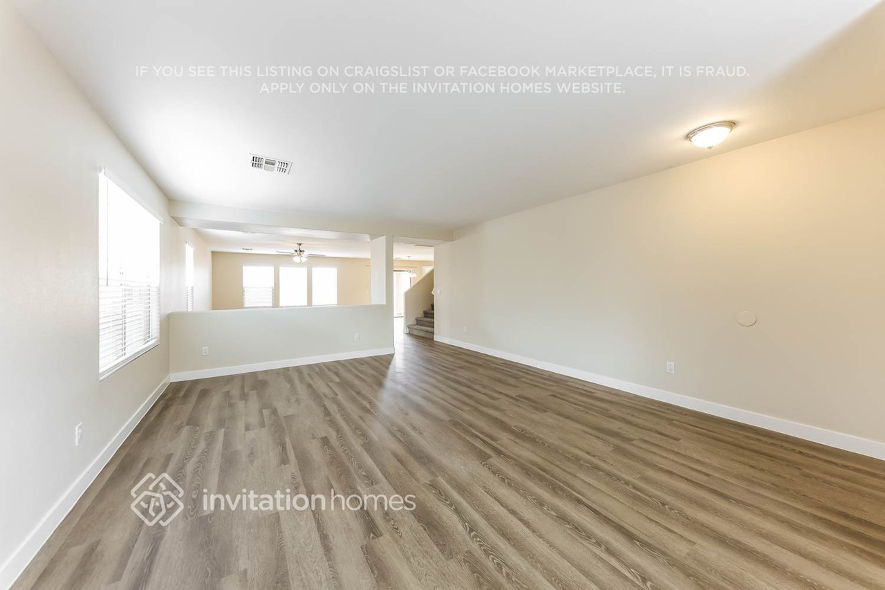 17049 W Marshall Ln - Photo 5 of 19