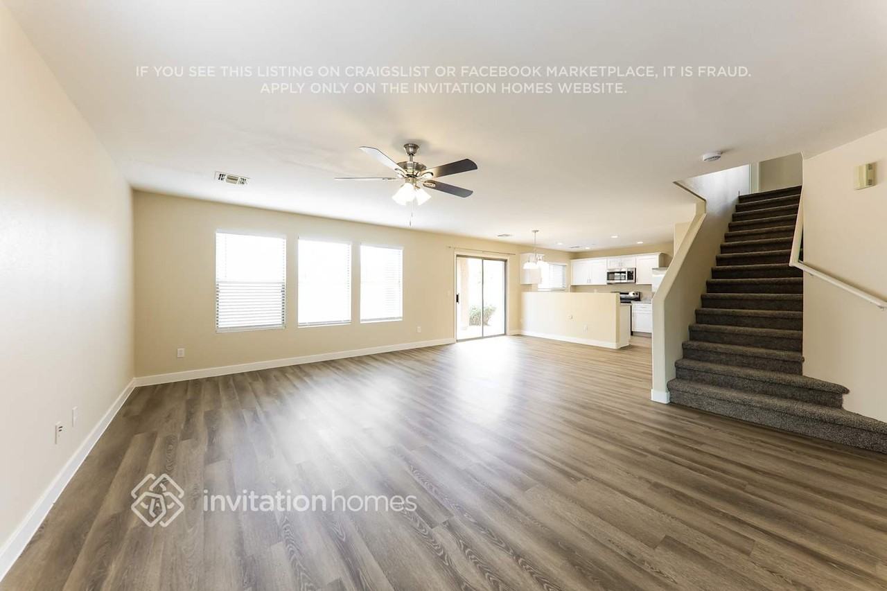 17049 W Marshall Ln - Photo 6 of 19