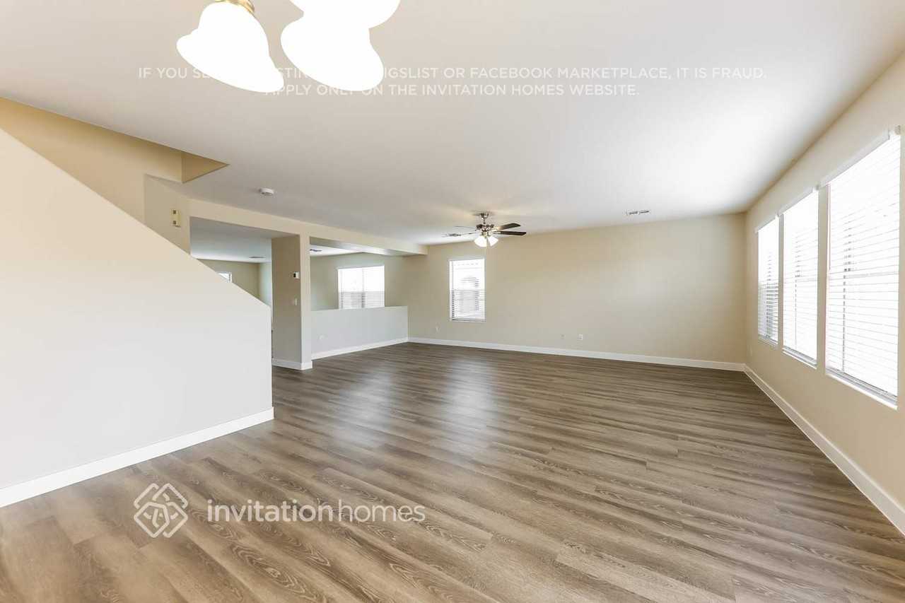 17049 W Marshall Ln - Photo 7 of 19