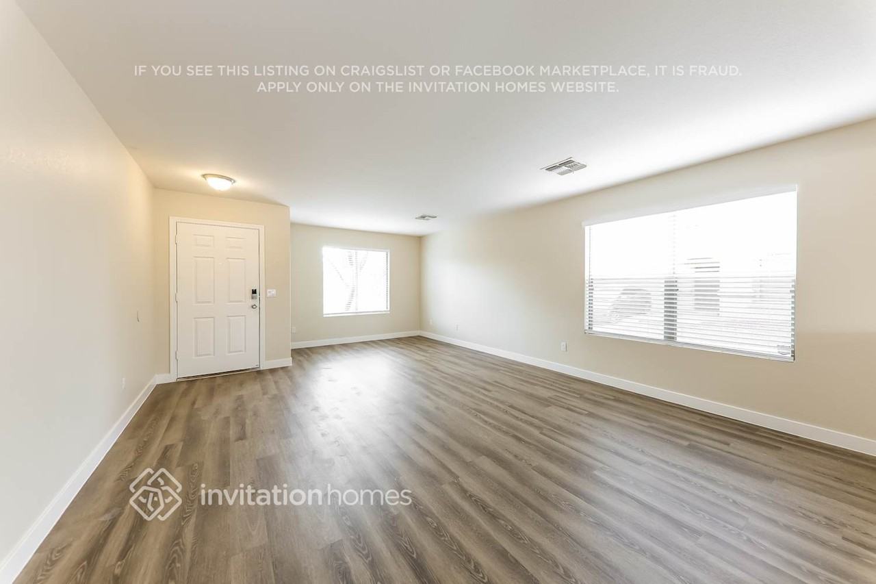 17049 W Marshall Ln - Photo 4 of 19