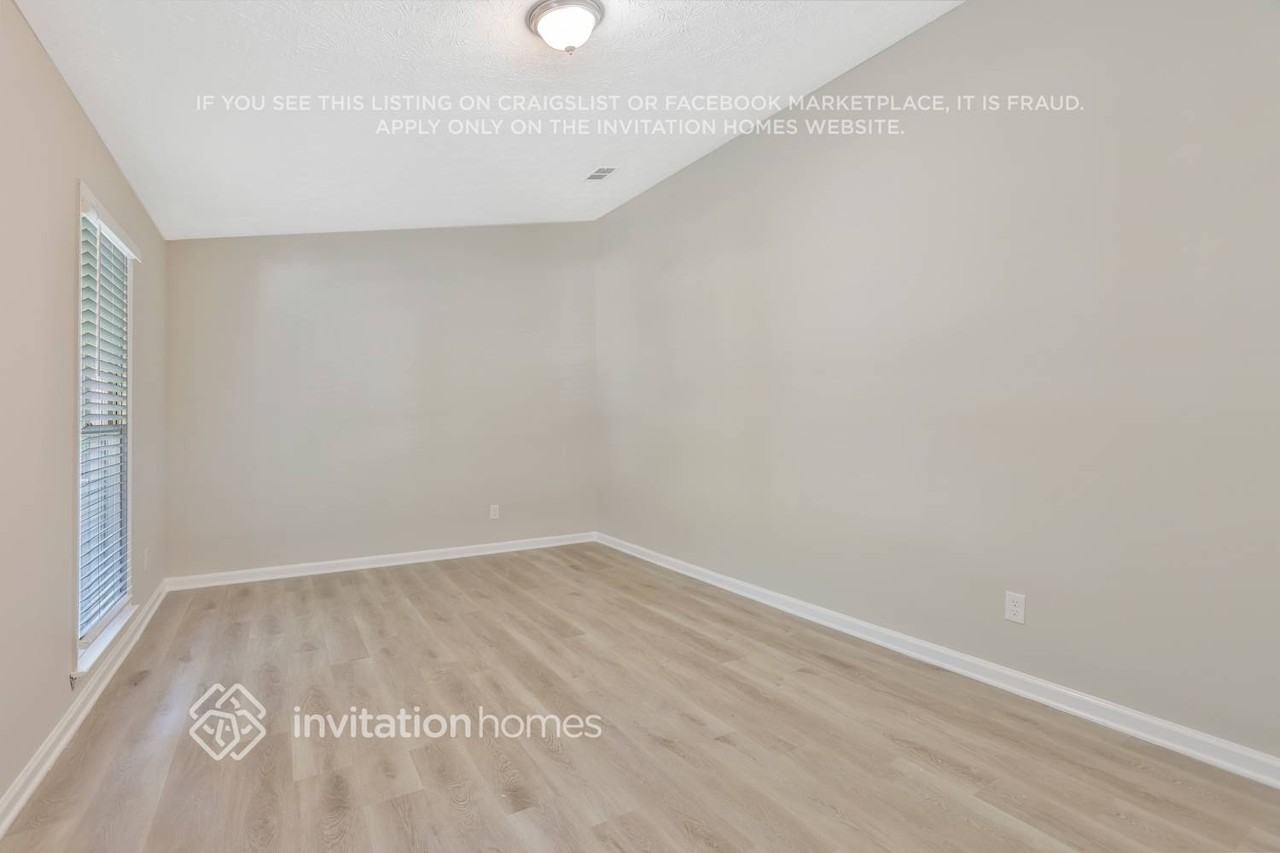 690 Greenhedge Dr - Photo 4 of 26