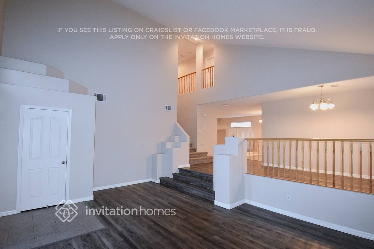 7805 Robinglen Ave - Photo 3 of 15