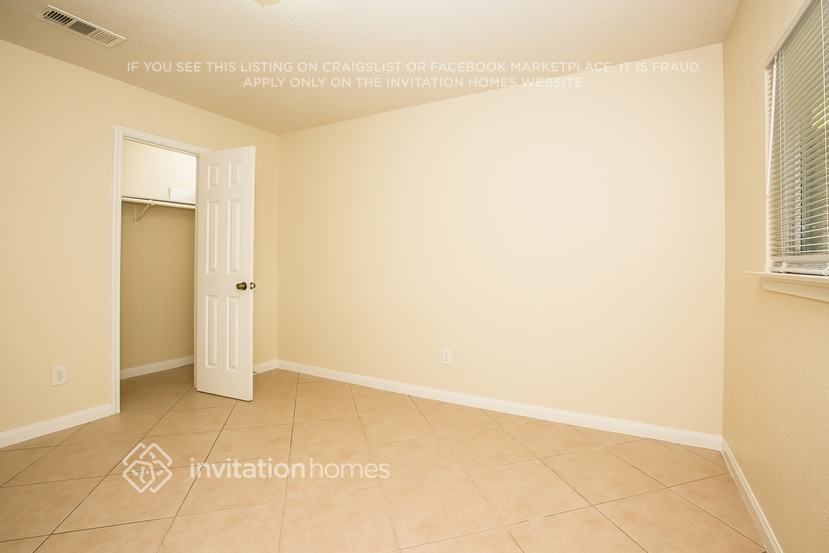7805 Robinglen Ave - Photo 5 of 15