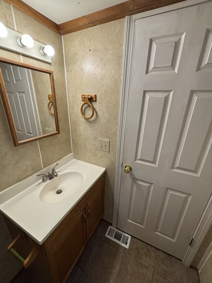 324 E Newport Rd #1 - Photo 4 of 5