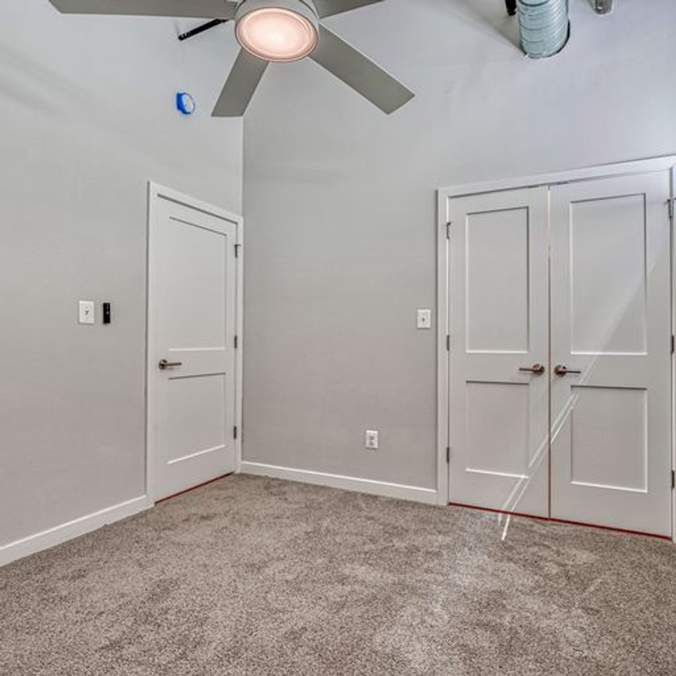 923 S East Ave - Photo 5 of 22