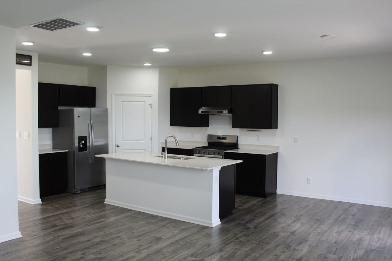 2068 Quail West Dr - Photo 3 of 24