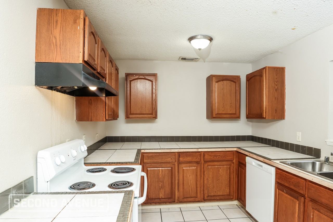 307 Halifax Ct - Photo 4 of 24