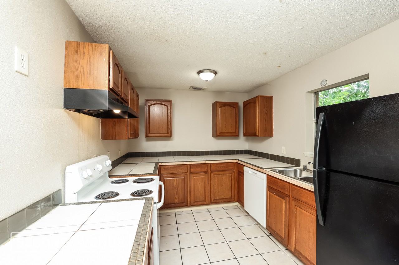 307 Halifax Ct - Photo 5 of 24