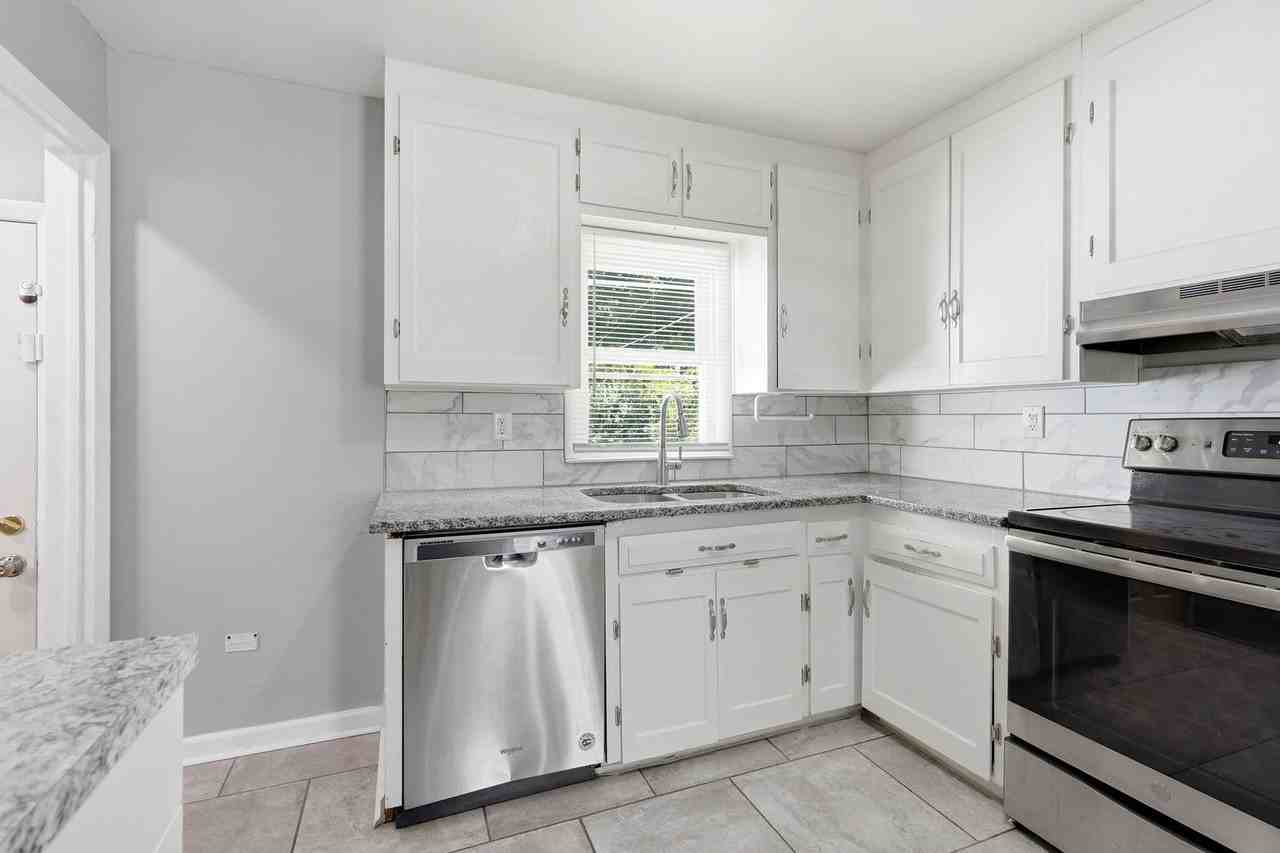 2602 Nw 86th St - Photo 5 of 38