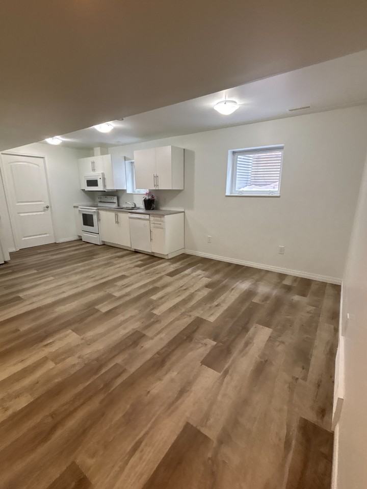 12521 77 St Nw - Photo 5 of 20