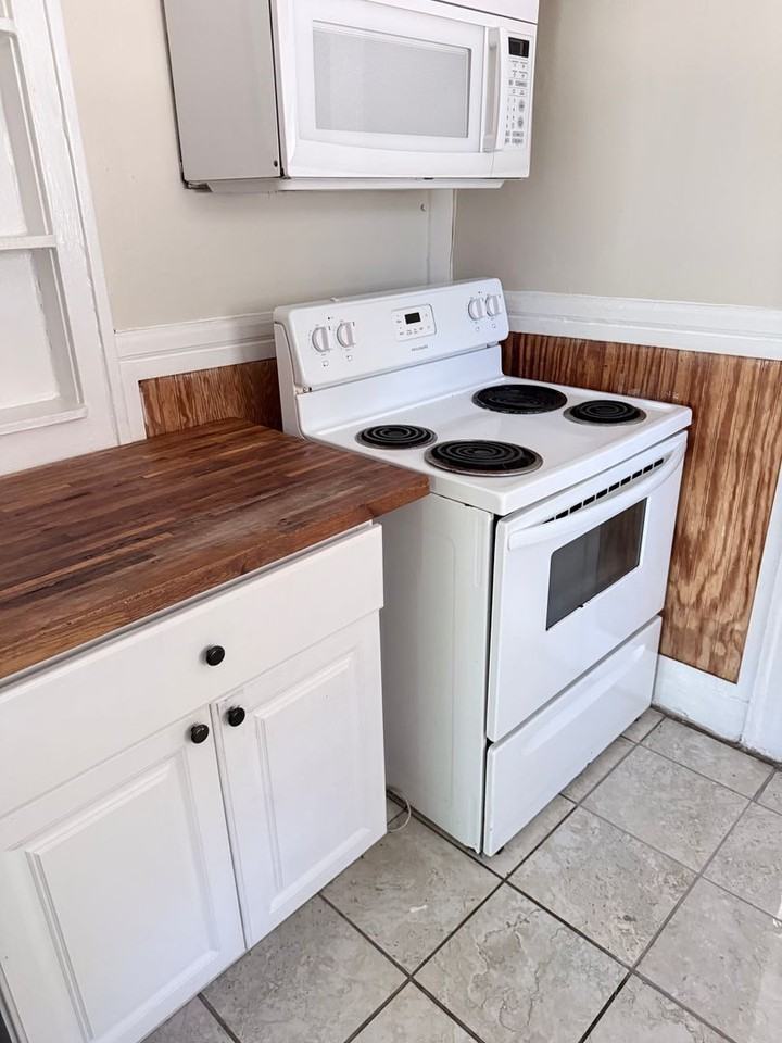 1407 Ne 36th St - Photo 3 of 8