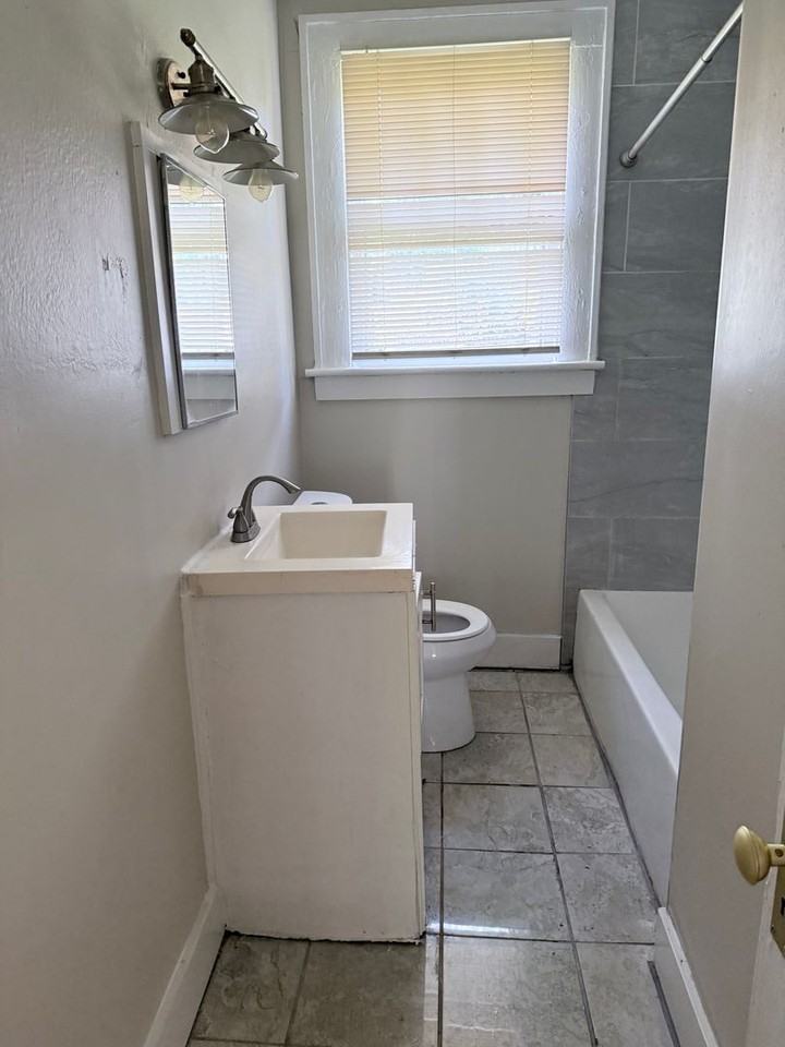 1407 Ne 36th St - Photo 6 of 8