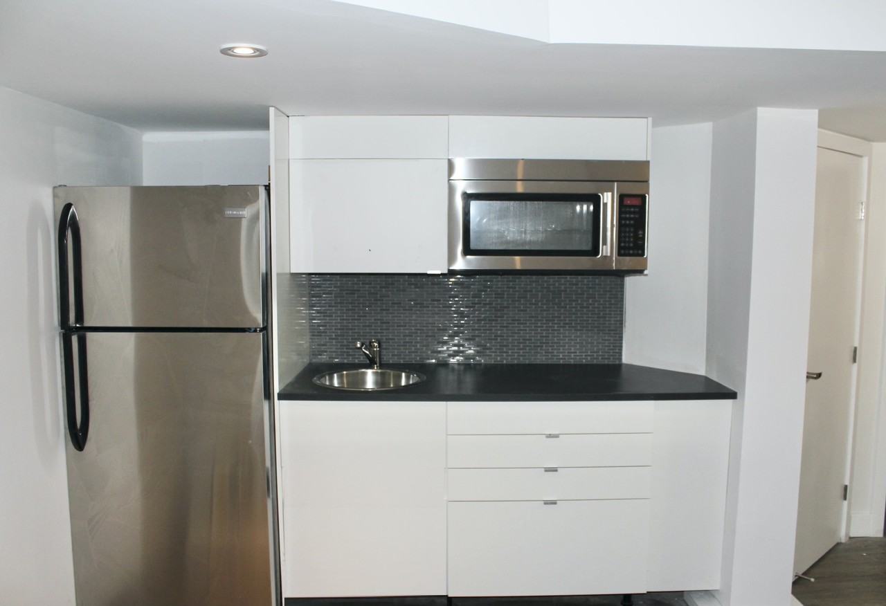 154 Sanford Avenue - Photo 7 of 11