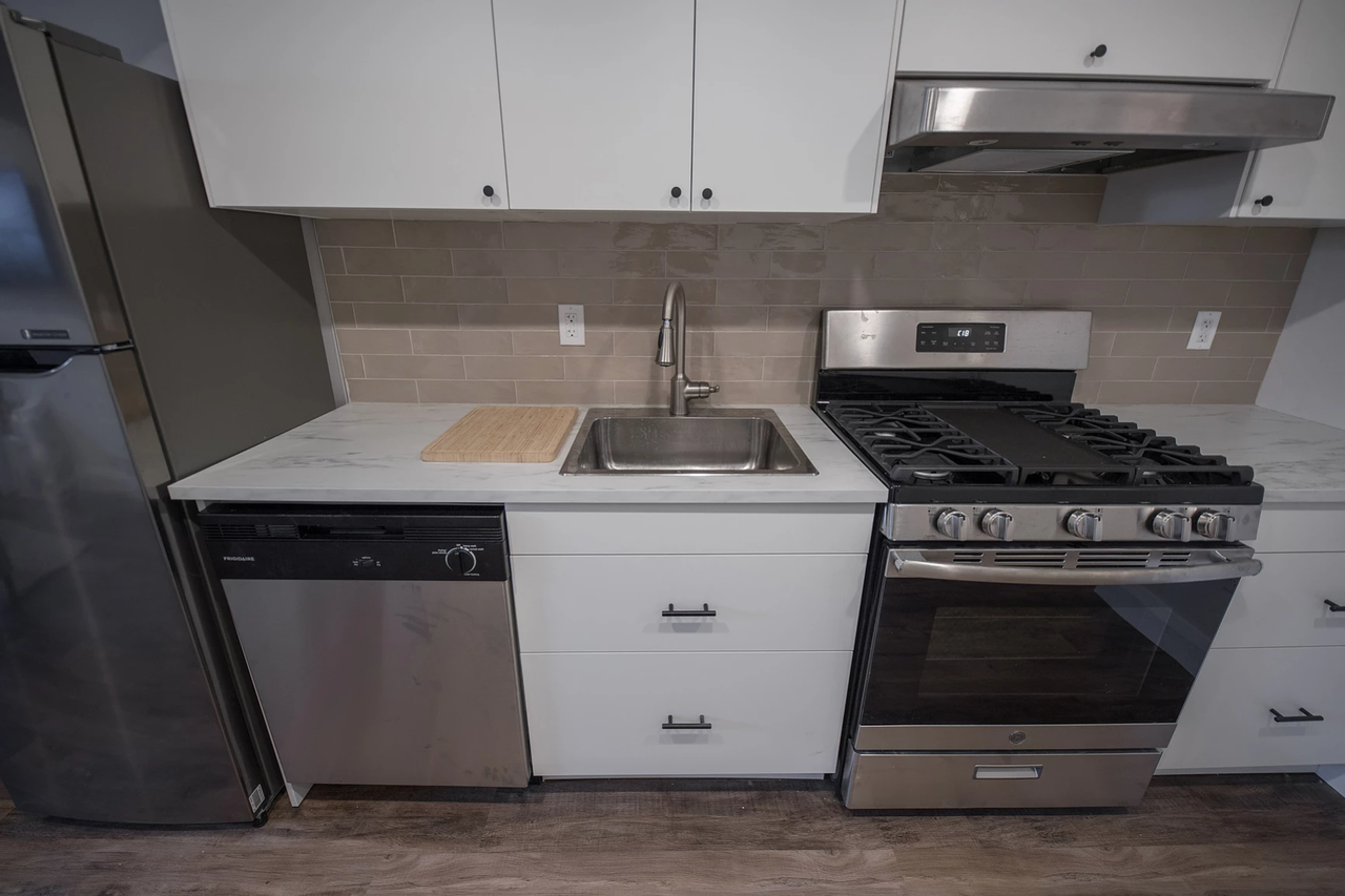 856 Bronson Ave - Photo 2 of 50