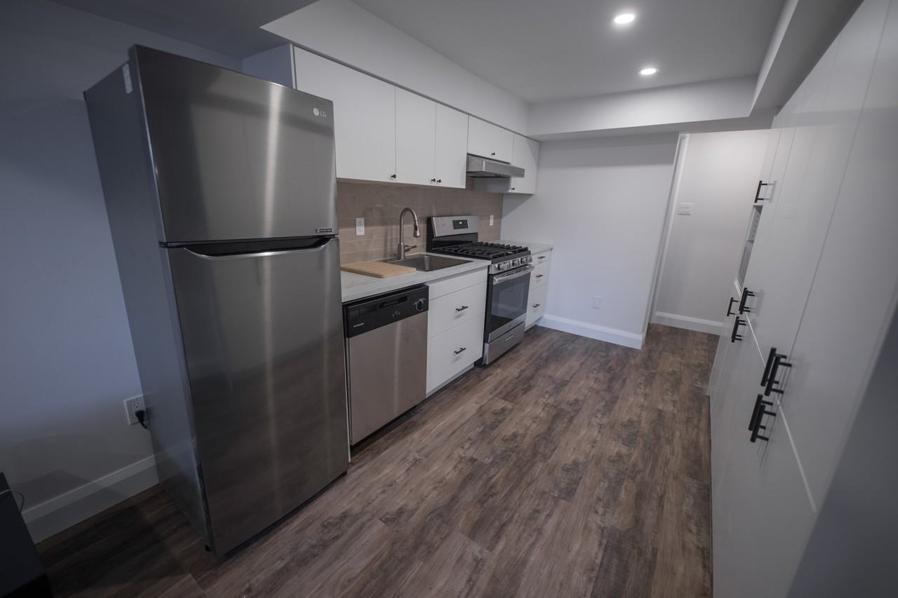 856 Bronson Ave - Photo 4 of 50