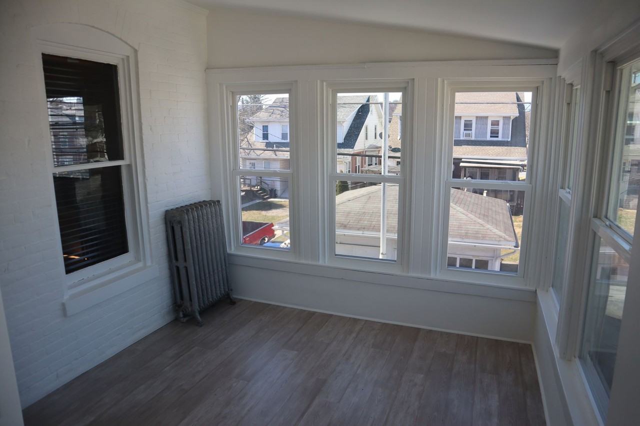 113 Reading Ave - Photo 2 of 12