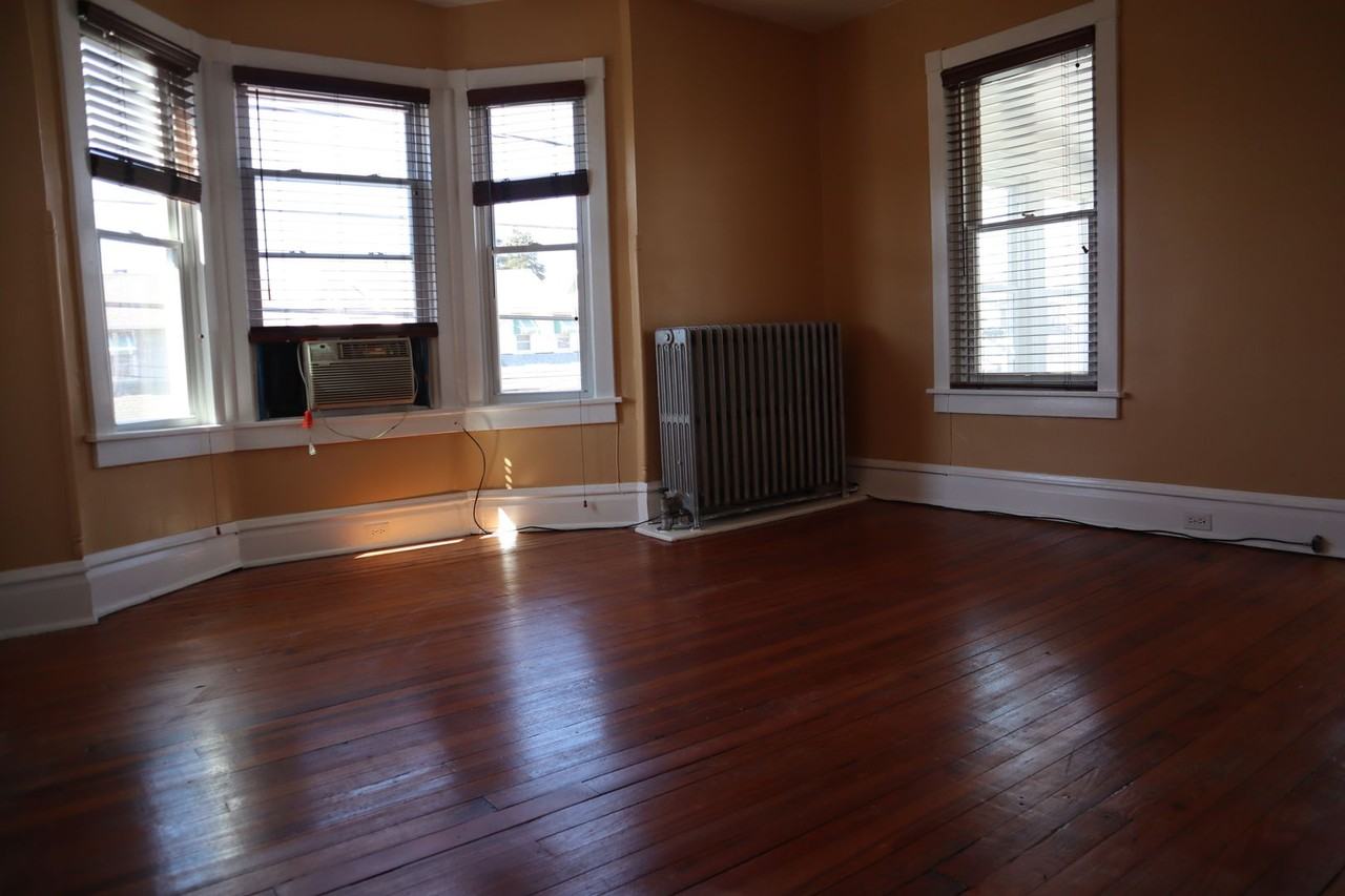 113 Reading Ave - Photo 3 of 12