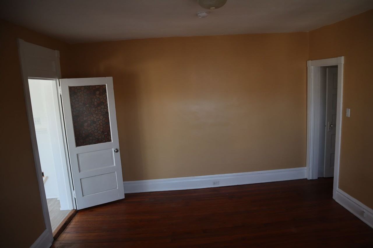 113 Reading Ave - Photo 4 of 12
