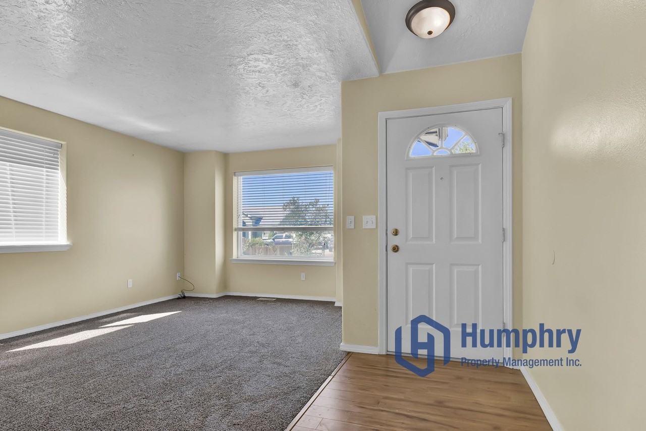 157 W Rockford St - Photo 3 of 34