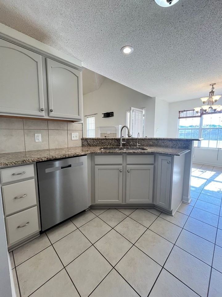715 Sark Dr - Photo 6 of 21
