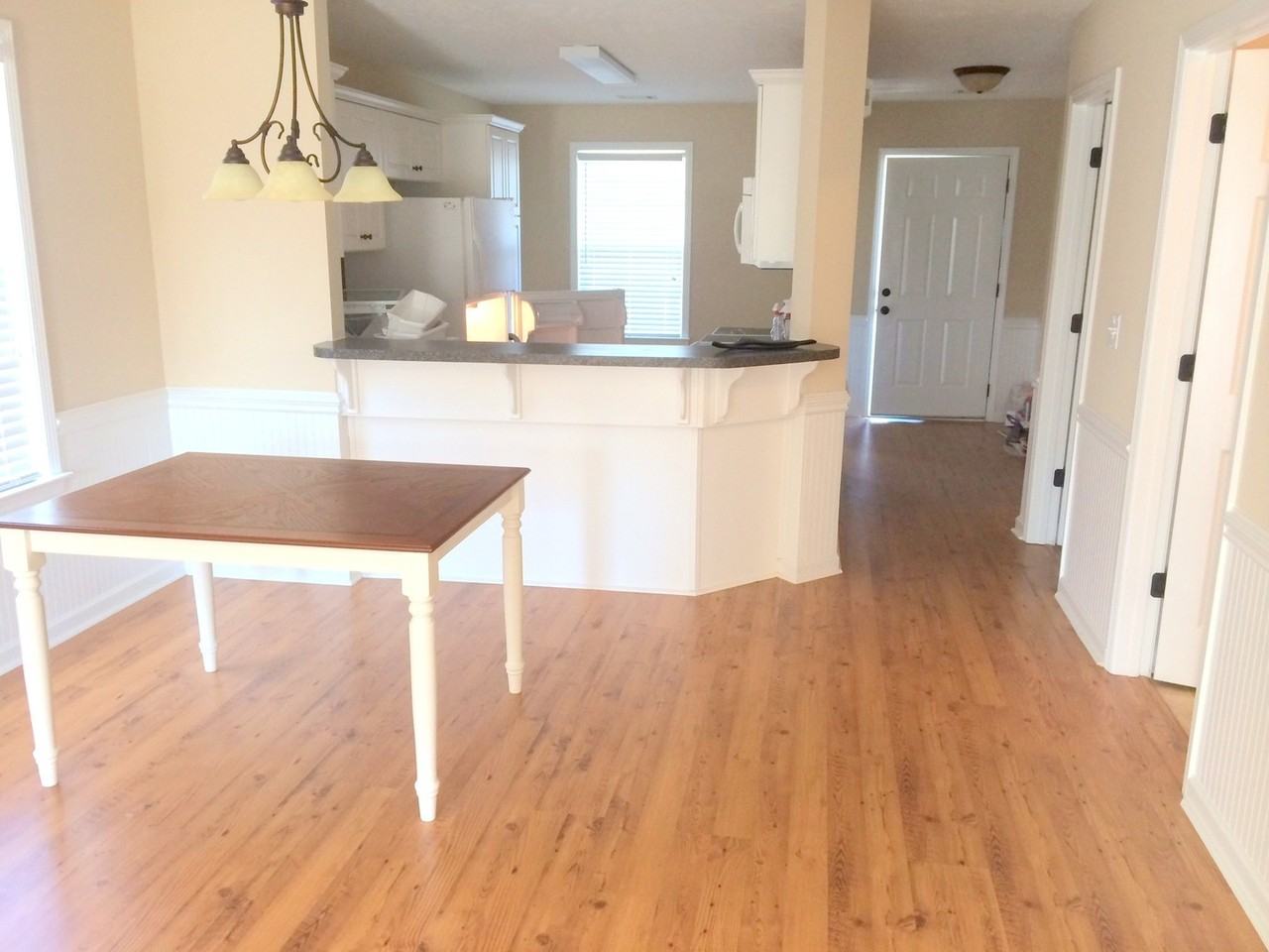 221 Sunview Dr - Photo 3 of 6