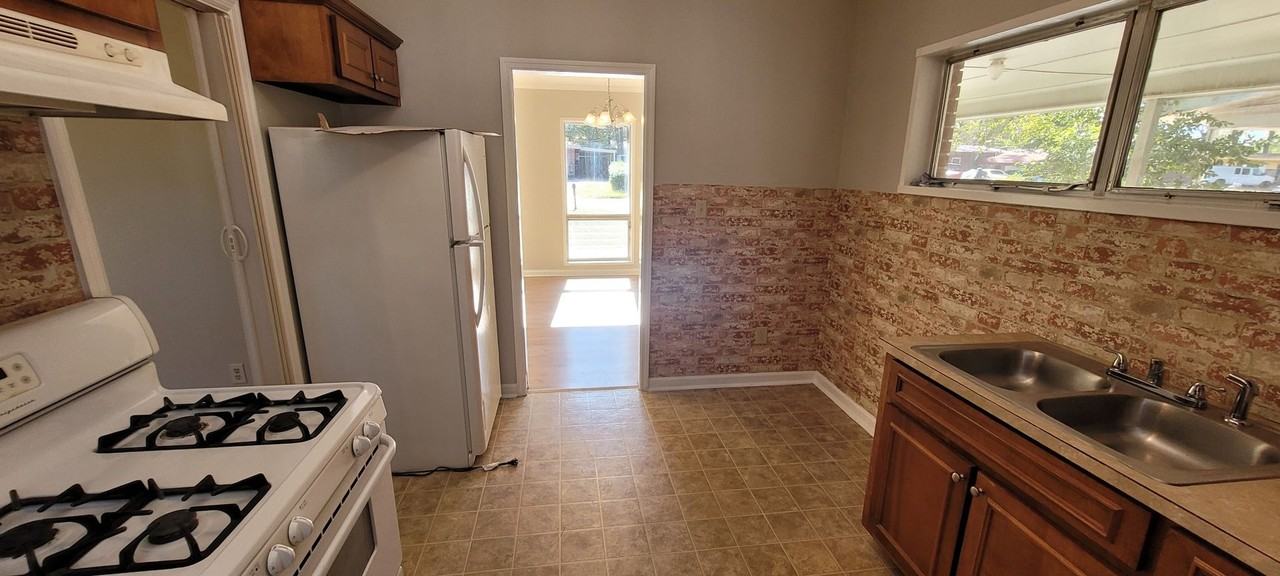 2733 Rice St - Photo 6 of 14