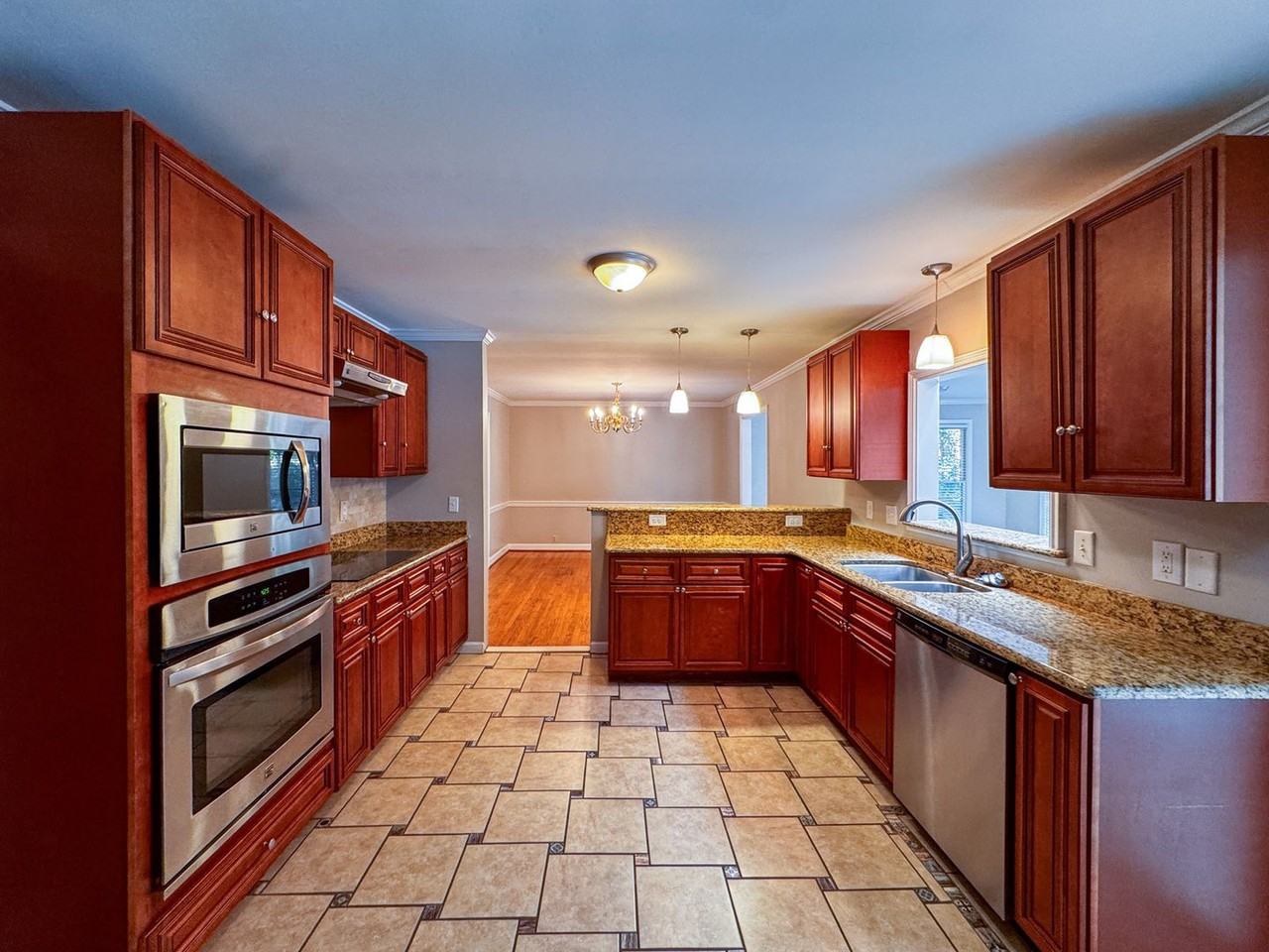 2305 Mirror Lake Dr - Photo 2 of 34
