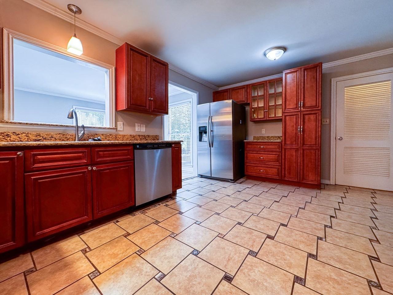2305 Mirror Lake Dr - Photo 3 of 34