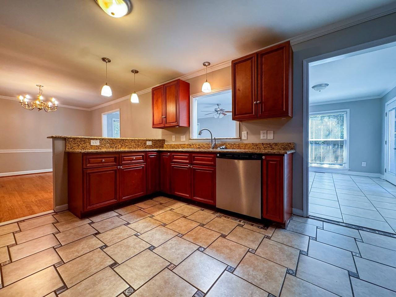 2305 Mirror Lake Dr - Photo 4 of 34