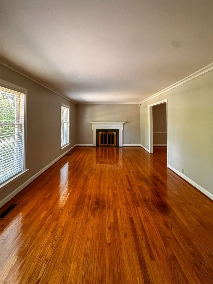 2305 Mirror Lake Dr - Photo 5 of 34