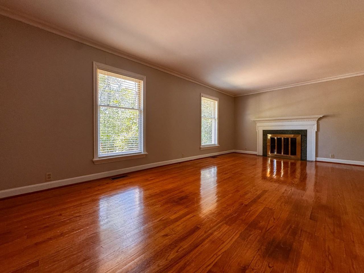 2305 Mirror Lake Dr - Photo 6 of 34