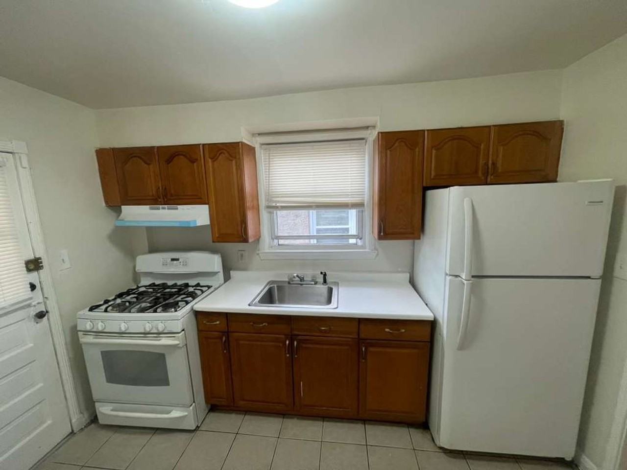 1502 N Kenwood Ave - Photo 7 of 17