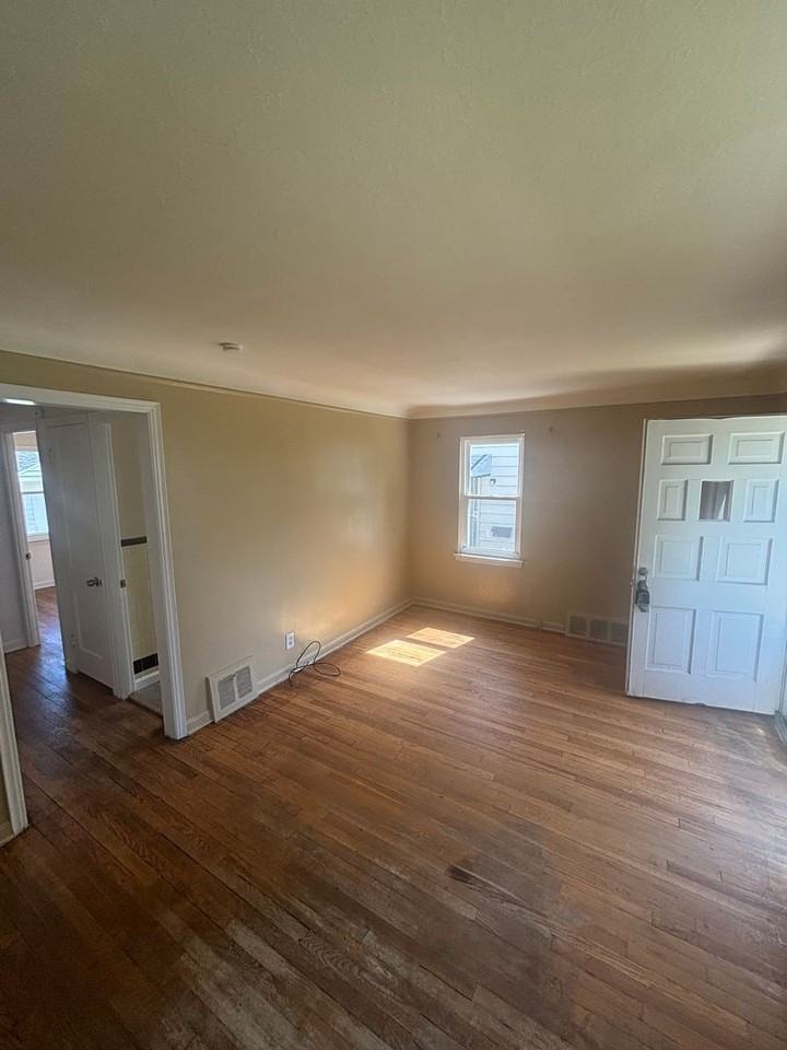 15409 Benhoff Dr - Photo 2 of 11