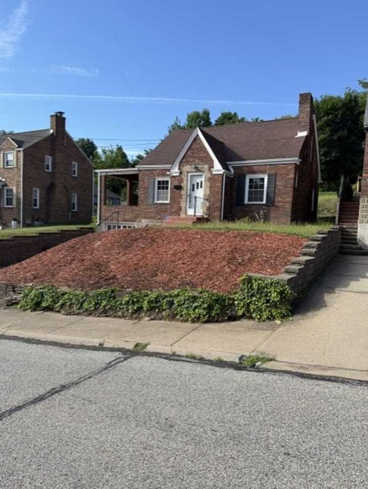 222 Wainwright Ave - Photo 2 of 38