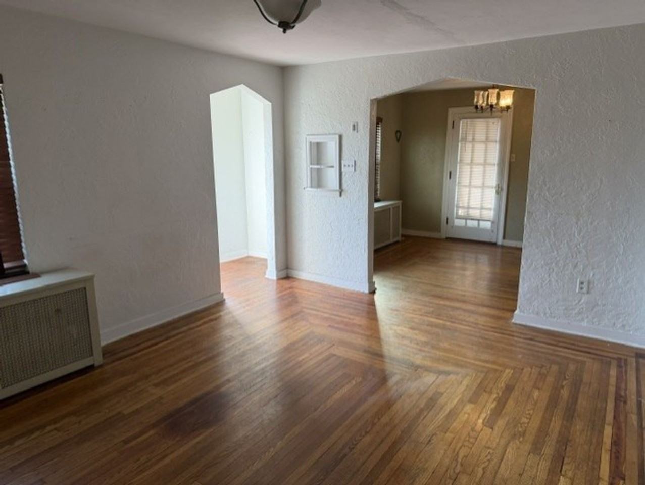 222 Wainwright Ave - Photo 7 of 38