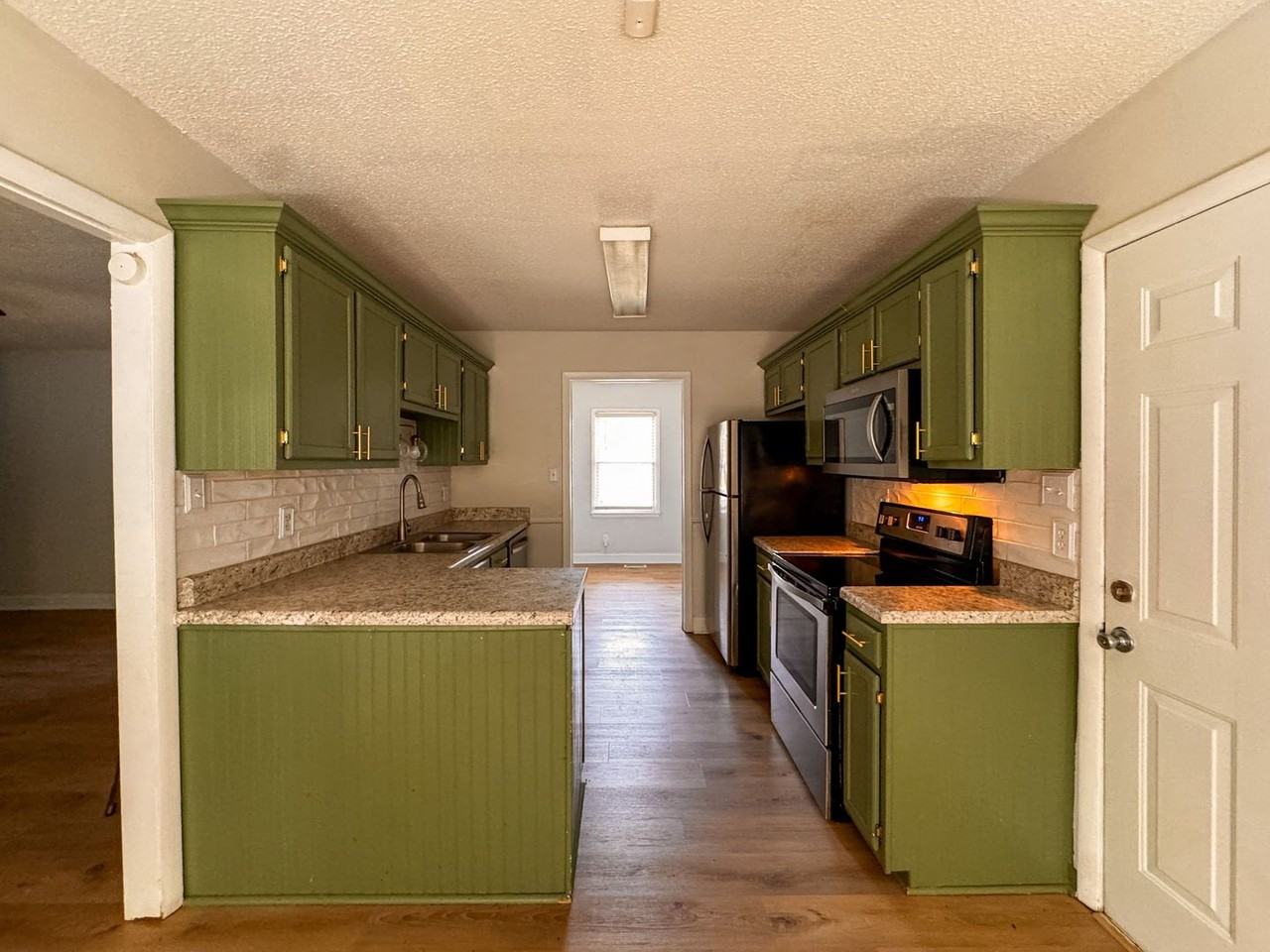 6747 Vaughn Rd - Photo 2 of 23