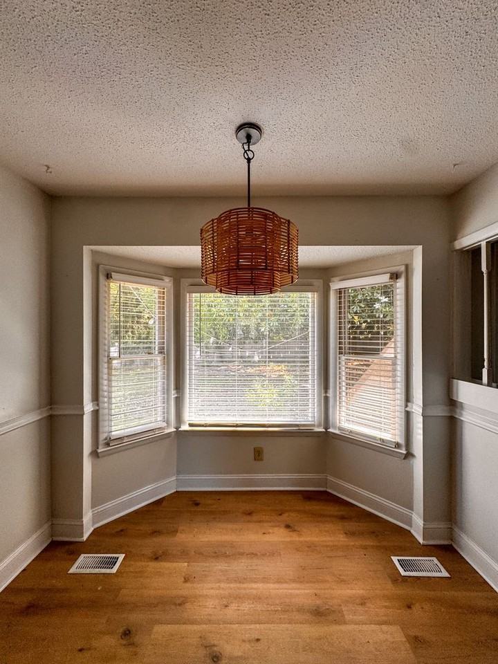 6747 Vaughn Rd - Photo 4 of 23