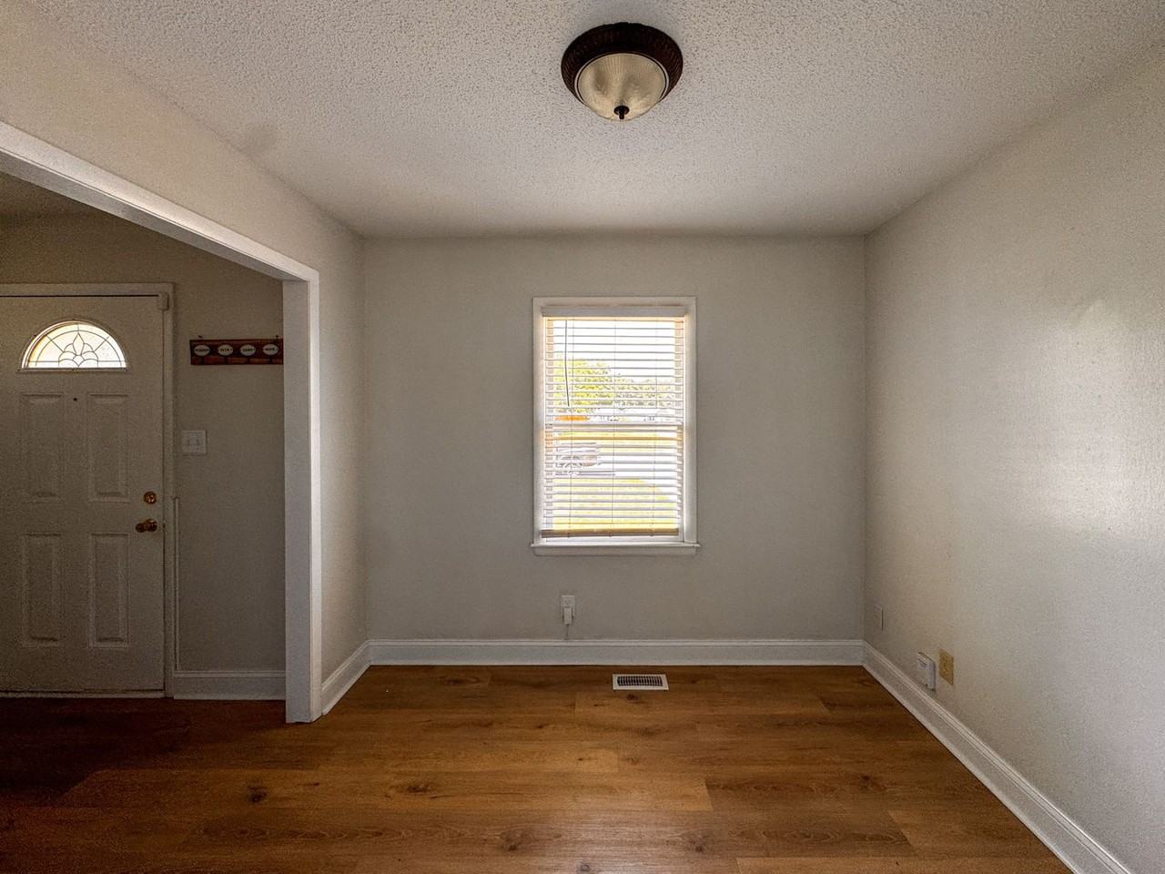 6747 Vaughn Rd - Photo 5 of 23