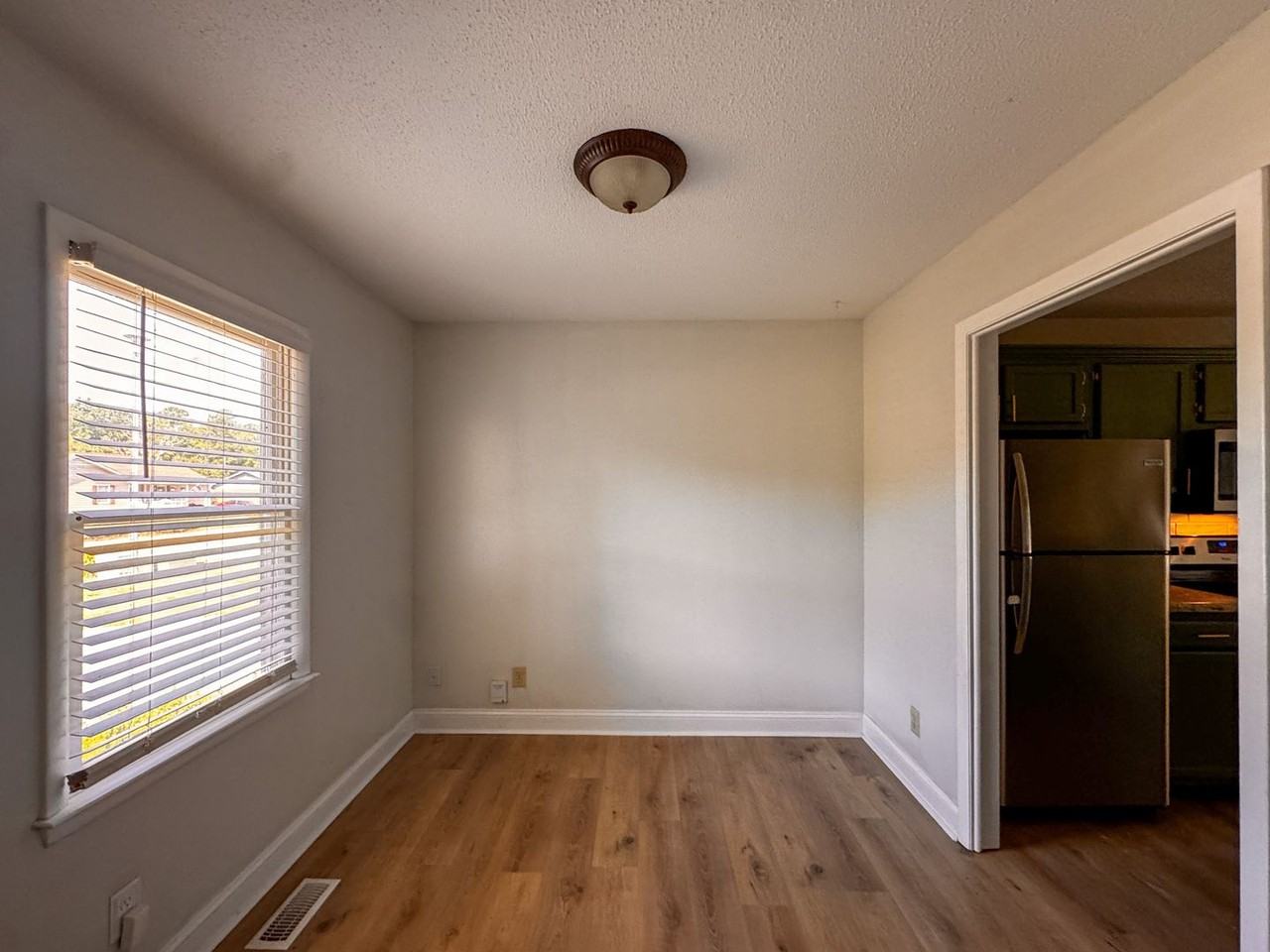 6747 Vaughn Rd - Photo 6 of 23